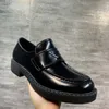 Triangellogo tjocksolade loafers Herrarna små svarta läderskor 2023 Ny P-hemstil tjock häl en-sko pedal