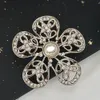 Broche de moda Alfileres Joyería de diseño Alta calidad Chapado en oro de 18 quilates Plata Cobre Ropa Pin Marca Letra Broche Cristal Perla Fiesta de bodas Regalo de Navidad