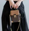 2024 Bolso de diseñador para mujer Moda Cámara Caja Bolso Remache Cuero Crossbody Petite Correa Bolsas de hombro Tote 82465