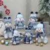 Poupées en peluche Bleu Noël Bonhomme de neige Poupées en peluche Swinging Ski Doll Figurine Jouets Arbre de Noël Ornements Année Cadeau de Noël 231207