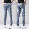 Jeans pour hommes Jeans de marque La marque CGIUI se concentre sur les nouveaux jeans à petites jambes de style européen haut de gamme, les pantalons de mode pour jeunes élastiques à coupe slim pour hommes VH9G