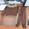 Nowy projektant Baby TrackSuits Boys Autumn Clothing Rozmiar 110-160 Dziecięcy List Siatki Wydrukowana okrągła bluza z kapturem i spodnie sportowe DEC05