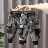 Pantalones Otoño e Invierno Pantalones para niños 2023 Pantalones cargo de camuflaje para bebés gruesos y cálidos de felpa para niños 231207