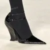 Sandaler pekade tåpumpar kvinna sexig patent läder ankel rand kil 10 cm höga klackar damer fest klänning Paris Runway Show Shoes