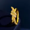 Dupe design anéis de nó de zircônia cúbica para mulheres anel de casamento rosa ouro cruz anel completo de strass