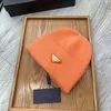 Cappelli invernali 10 colori per le donne Cappelli da baseball di lusso P Donna all'aperto Lettera Triangolo Cofano di lana Testa da uomo Berretti con teschio in cashmere caldo Cappelli aderenti da camionista casual