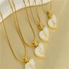 Pendentif Colliers Collier en acier inoxydable Sweet Romantique Style Mode Tempérament Coeur Blanc Shell Anglais Lettre Filles Clavicule Chaîne