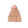 Gorros femininos moda malha gorro designer quente chapéus crânio bonés primavera inverno com carta grande pele sintética pom poms bobble chapéu de esqui de malha para presente de natal