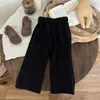Kläder sätter koreansk version Barnens höst- och vinterflickors fashionabla stiluppsättning stickade tröja Black Pants Two Piece 231207