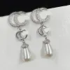 Nya charmörhängen mode lyx varumärke designer pärla dingle örhängen bröllop fest jul gåva kvalitet smycken 2024 och stämpel gåva