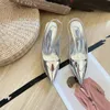 Slingback femmes talons chaussures habillées Triangle logo escarpins en cuir noir bout pointu sandales Slingbacks pompe blanc talon de 7 cm confortable