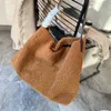 дизайнерские сумки женские AVA Triomphe Handheld Bag Bag пушистые сумки из плюшевого меха