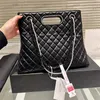 23K Designerka damska torba na ramię 33 cm skórzana diamentowy klasyczny czarny sprzęt metalowy klamra Pearl uchwyt luksusowy torebka Matelasse Bag Crossbody Bag 31 Bags na lotnisku