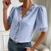 Blouses Femmes Doux Femmes T-shirt Floral Dentelle Épissage Col En V Manches Courtes Conception Creuse Couleur Unie Élégant Été Dames Tee Blouse Top