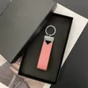 디자이너 키 체인 액세서리 P Letter Keychains 브랜드 클래식 브레이드 리치 패턴 크로스 패턴 자동차 키 체인 가방 유니에 렉스 커플 선물 열쇠 가방