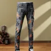 Calças de brim masculinas carta bordada floral jean homens europeus hombre slim fit para tendência marca motocicleta calça mens skinny