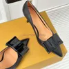 Primavera Autunno Nuove scarpe eleganti Donne famose Designer di marca Papillon a punta Scarpe con tacco alto in vera pelle Bocca poco profonda Tacco medio sottile Scarpe da donna antiscivolo