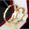 Charm designer skruvarmband mode smycken trendiga armband guldpläterad titanstål diamant för kvinnor män nagel armband sier designer