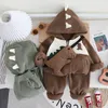 Kleidungssets 2023 Herbst Winter Kinder Jungen 3PCS Kleidung Set Gespleißter Kordelzug Saum Mit Kapuze Baumwolle Mantel Solide Hose Dinosaurier Tasche kid Anzüge 231207