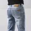 Jeans pour hommes Jeans de marque La marque CGIUI se concentre sur les nouveaux jeans à petites jambes de style européen haut de gamme, les pantalons de mode pour jeunes élastiques à coupe slim pour hommes VH9G