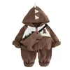 Kleidungssets 2023 Herbst Winter Kinder Jungen 3PCS Kleidung Set Gespleißter Kordelzug Saum Mit Kapuze Baumwolle Mantel Solide Hose Dinosaurier Tasche kid Anzüge 231207