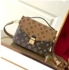Bolsas de designer de couro de alta qualidade Pochette Luxurys bolsa de bolsa feminino marrom flor cruzamento embreagem bolsa de sacola de moda de moda de viagem Bag M44875