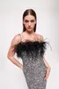 2024 Kvinnors modeklänning Runway Dresses Women's Light Luxury Feather Sequin Axelless Dress med en design som förbättrar kroppsformen. Liten forma