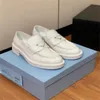 Modedesigner klänningskor kvinnor avslappnad monolit triangel logotyp svarta läder skor ökar plattformen sneakers cloudbust classic patent matt loafers tränare