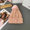 Gorros femininos moda malha gorro designer quente chapéus crânio bonés primavera inverno com carta grande pele sintética pom poms bobble chapéu de esqui de malha para presente de natal