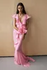 2024 Damesmodejurk Runway-jurken Franse roze lange vloerjurk met een verfijnd temperament en onregelmatige ruches aan de randen, versierd met damesbloemen