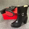 女性ブーツデザイナー太いハイヒールラウンドトー靴贅沢な手紙ボタンジッパーレッドギアボトムボトムブラックマット本革のアンクルブーツダストバッグ35-43