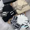 Designer Scarf Hat Set Woman Men Winter Classic Hats Scarves Glove 3 Piece Set Sticked Beanie Cashmere Letter Brodery Beanies Scarfs