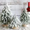 Mini alberi di decorazioni natalizie floccati unici con basi in legno per oggetti di scena da tavolo