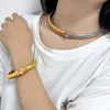 Minimalistisk modearmband, metallgås i halsen, svagt elastiskt armband, krage, titanstål guldpläterat kvinnors tillbehör