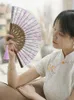 Decoratieve Beeldjes Chinese Souvenir Handgemaakte Vouwen Fan Hoogwaardige Kant Retro Kleine Cheongsam Dans Hand Dagelijks Bamboe Woondecoratie