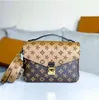 Bolsas de designer de couro de alta qualidade Pochette Luxurys bolsa de bolsa feminino marrom flor cruzamento embreagem bolsa de sacola de moda de moda de viagem Bag M44875