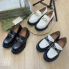 Chaussures habillées de créateurs mocassins avec logo en métal chaussures mocassins classiques en peau de vache polie chaussures de fête de bureau confortables femmes chaussures de créateur chaussure d'usine