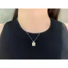 Bouteille de parfum en or blanc, collier en diamant jaune très populaire, semble avancé et blanchissant