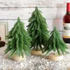 Mini alberi di decorazioni natalizie floccati unici con basi in legno per oggetti di scena da tavolo