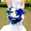 Bröllopsblommor Fantastiska brudar Bouquet Royal Blue Mix Ivory Silk Roses Lövdekoration 8 10 12 tum Bruidsbeket Flores Artificiales