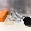 Designer de marque de luxe Jelly Shoes Couple 2023 Nouveaux baskets décontractées pour hommes Mode noire All-match Femmes Semelles de plate-forme en cuir Augmenter les chaussures de papa de voyage blanc