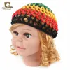 Cappello in rete all'uncinetto fatto a mano di colore rosso, giallo, nero e verde per la cura dei capelli dei bambini