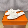 Lyxdesigner Oran Slipper Ladies Flip Flop Sandaler Summer LÄDER KODHID Svart Oran Semesterutflykt Flat Slipper Beach Sandaler med låda storlek 35-42