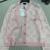 Camisetas femininas de malha designer novo cardigã de malha com gola redonda e jacquard rosa com listras contrastantes, doce e suave, roupas de luxo leves e emagrecedoras FQWK