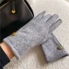 Vijf vingers merkletters handschoenen ontwerper voor dames wintermode herenhandschoenen bloem pluche fietsen winddicht touchscreen wanten buitensport warm