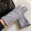 Cinco dedos Marca Letras Guantes Diseñador para mujeres Moda de invierno Guantes para hombre Flor Felpa Ciclismo A prueba de viento Pantalla táctil Mitones Deporte al aire libre Cálido