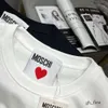 Moschino t skjortor mos broderade snöar björn kärlek herr designer t shirt bomullsgrafisk tee par sommar tees avslappnad kort ärm 4740 8100