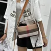 Kvällspåsar VM Fashion Kiss 2023 Trend Striped Underarm Bag Canvas äkta läderkudde Messenger Kvinnlig handväska 231207