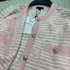 Camisetas femininas de malha designer novo cardigã de malha com gola redonda e jacquard rosa com listras contrastantes, doce e suave, roupas de luxo leves e emagrecedoras FQWK