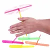 Led Rave Toy 110 pièces nouveauté LED foudre volant libellule en plastique bambou main Flash mouche enfants enfants cadeaux de plein air 231207